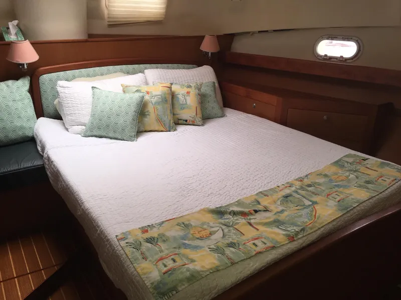Queen bed aft
