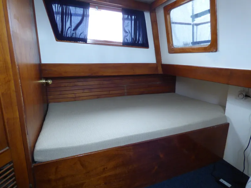1977 CHB 34 Aft Cabin Trawler