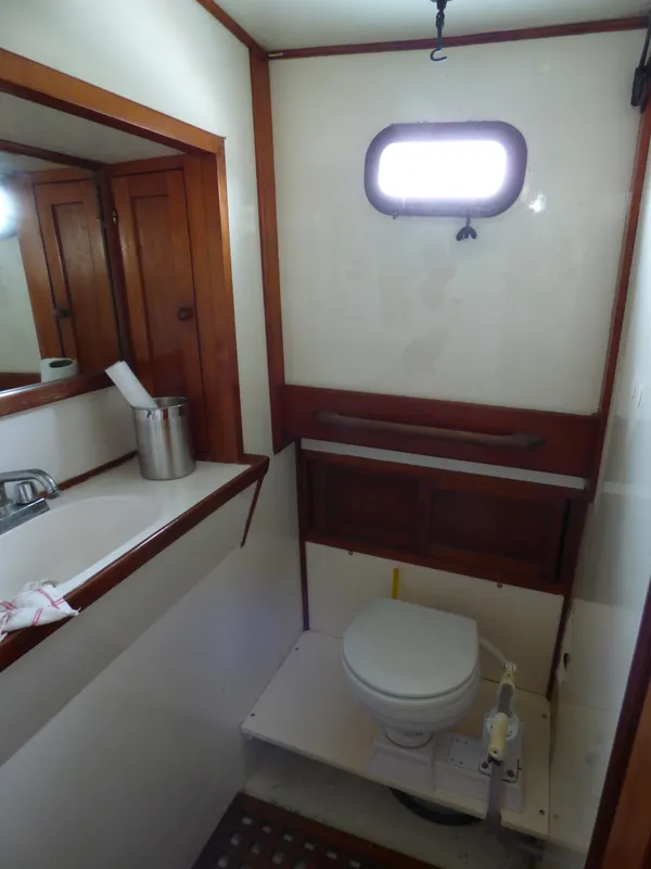 1977 CHB 34 Aft Cabin Trawler