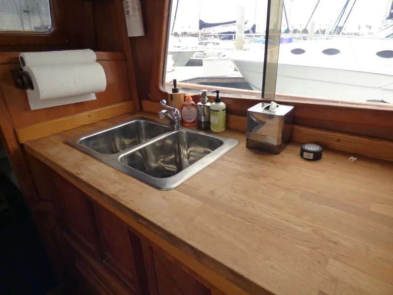 1977 CHB 34 Aft Cabin Trawler