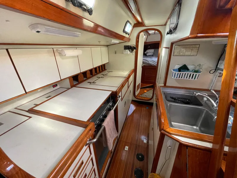 1984 Hylas 44