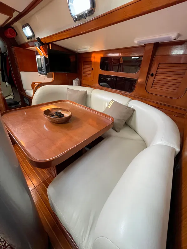 1984 Hylas 44