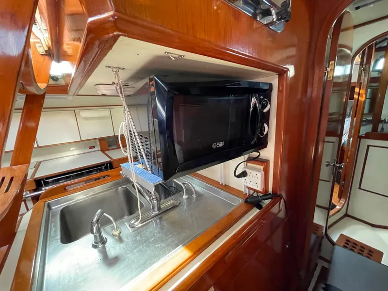 1984 Hylas 44