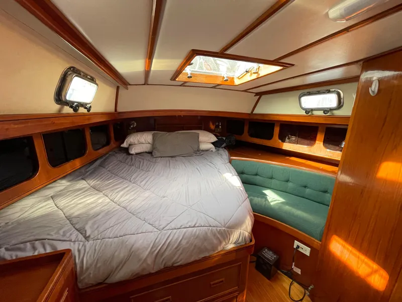 1984 Hylas 44