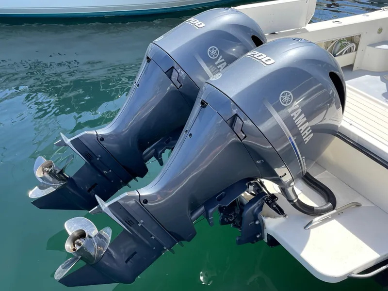 1999 Parker 2530 Extended Cabin