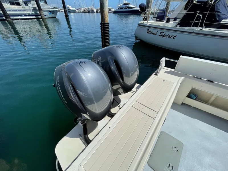 1999 Parker 2530 Extended Cabin