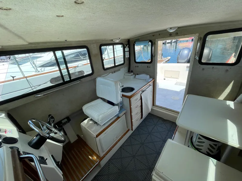 1999 Parker 2530 Extended Cabin