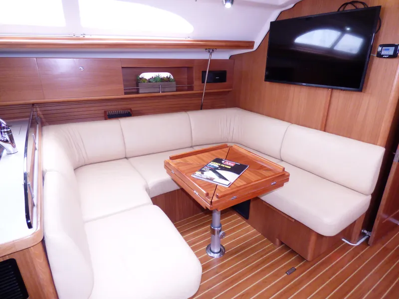 U-shaped dinette