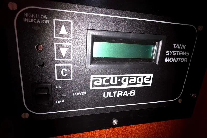 1994 Hunter Legend 35.5 tank systems monitor, Acu-Gage Ultra-8 display panel.