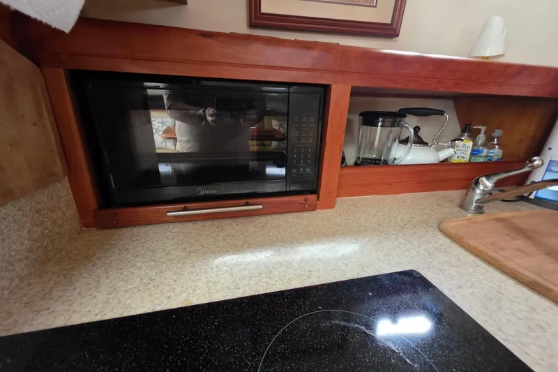 2005 Mainship 34 Pilot Sedan Rum Runner II galley with microwave, blender, and sink.