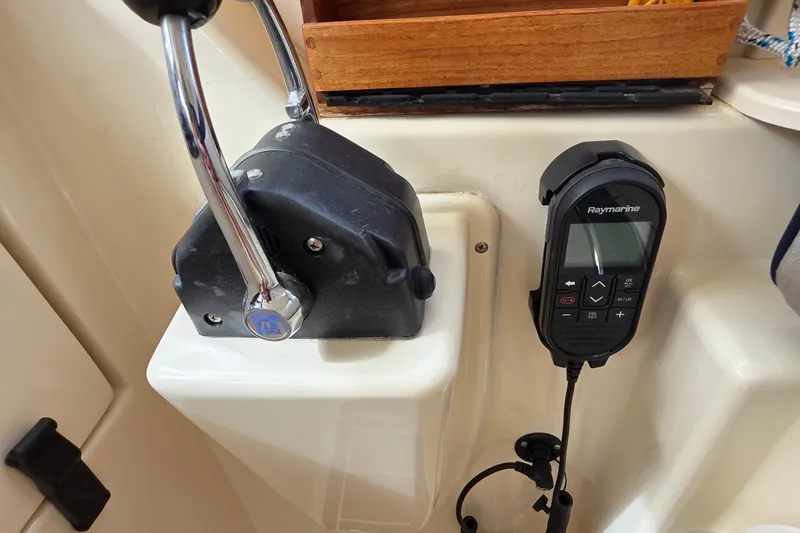 Boat throttle and Raymarine control on 2005 Mainship 34 Pilot Sedan Rum Runner II.