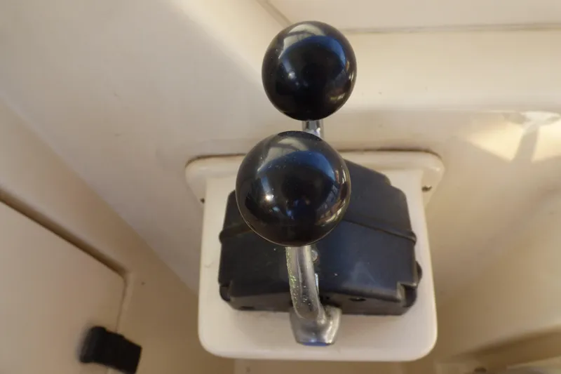 Throttle controls on a 2005 Mainship 34 Pilot Sedan Rum Runner II boat.