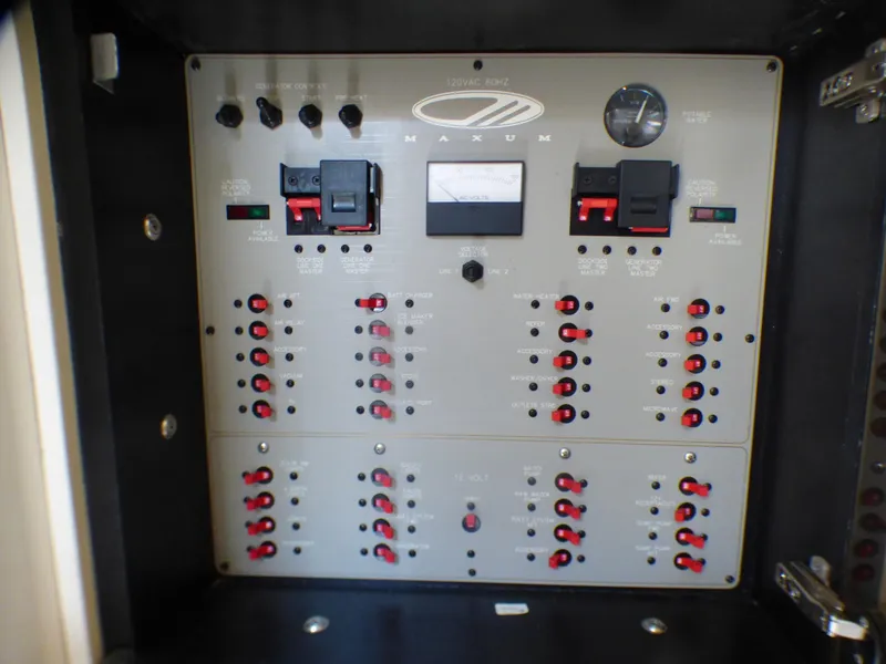 1998 Maxum 3700 SCR