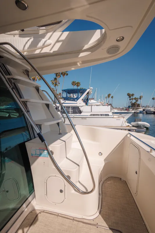 1997 Maxum 4600 SCB yacht docked at marina, featuring sleek design and spacious deck.