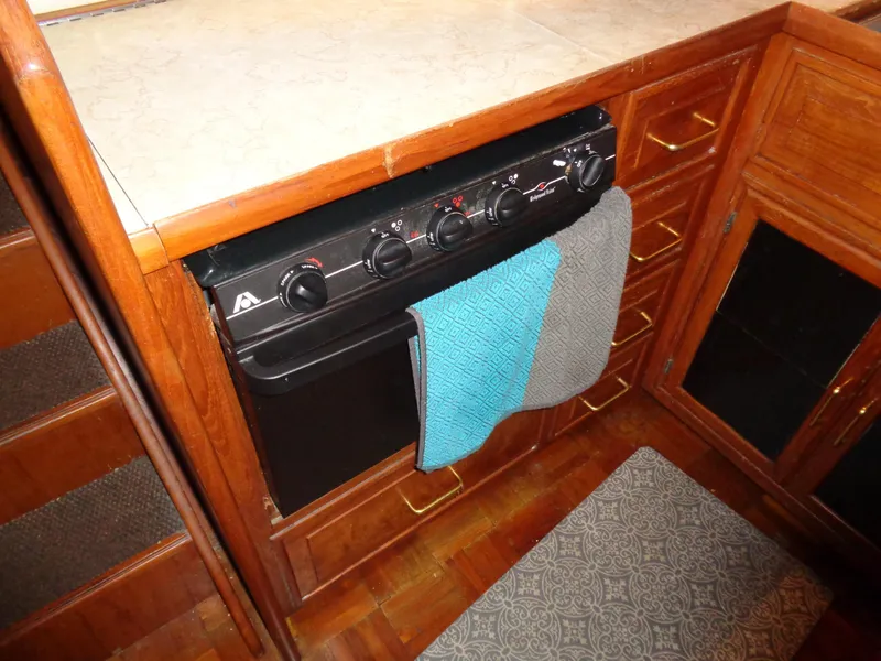 1986 Kha Shing Aft Cabin Motor Yacht