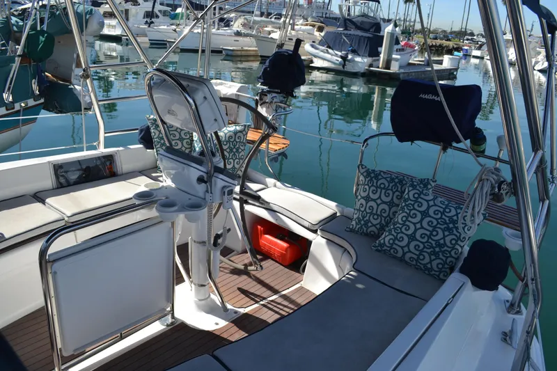 2007 Hunter 44 Deck Salon