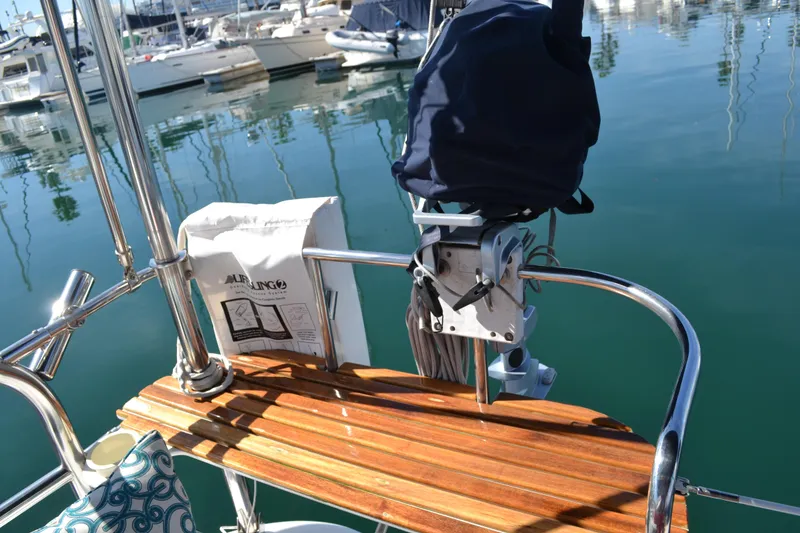2007 Hunter 44 Deck Salon
