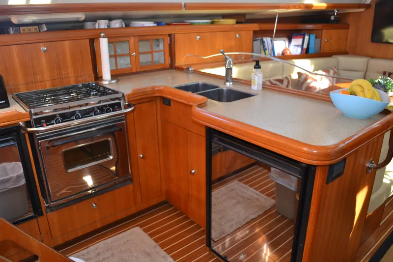 2007 Hunter 44 Deck Salon