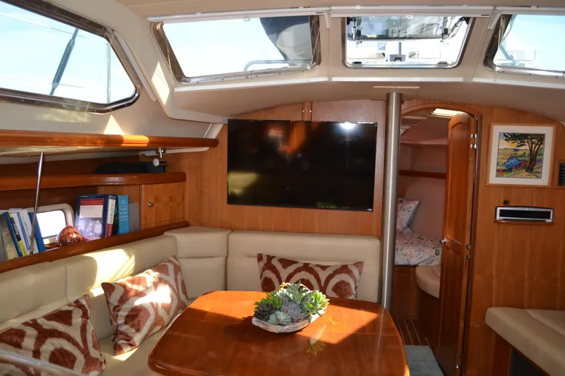 2007 Hunter 44 Deck Salon