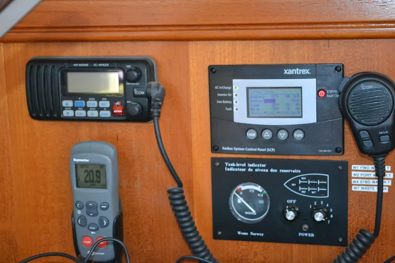 2007 Hunter 44 Deck Salon