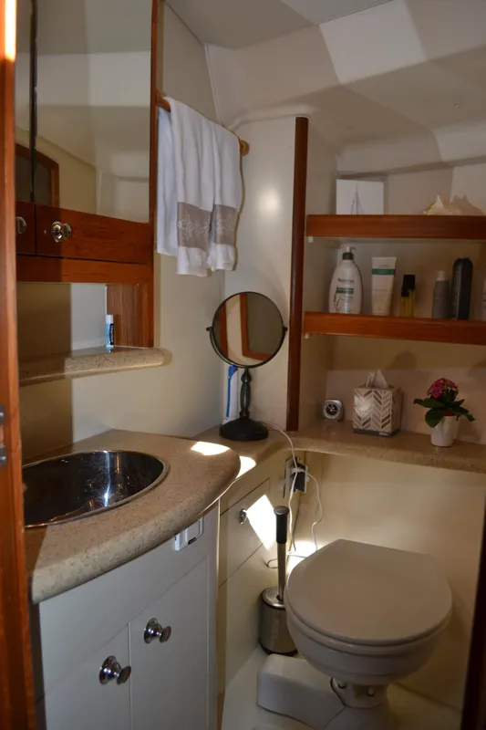 2007 Hunter 44 Deck Salon