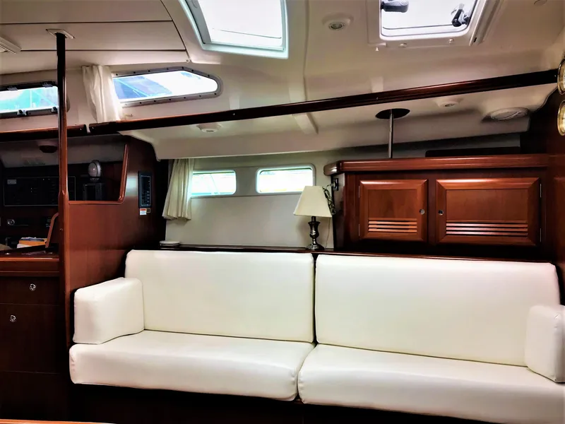 Port side salon sette