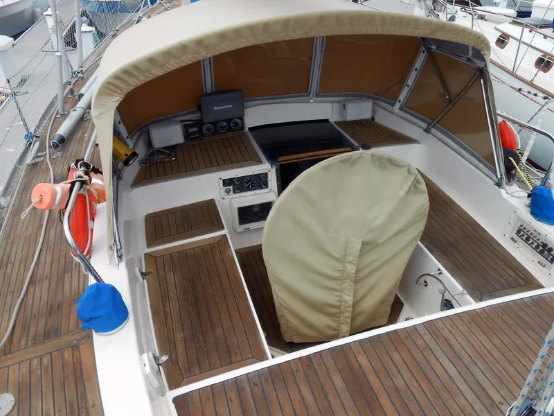 Center cockpit and helm