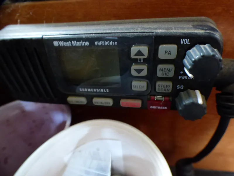 VHF Radio w/ DSC Calling