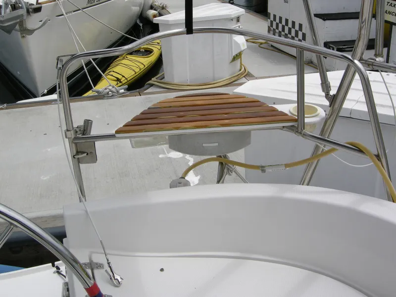 Stern rail seat