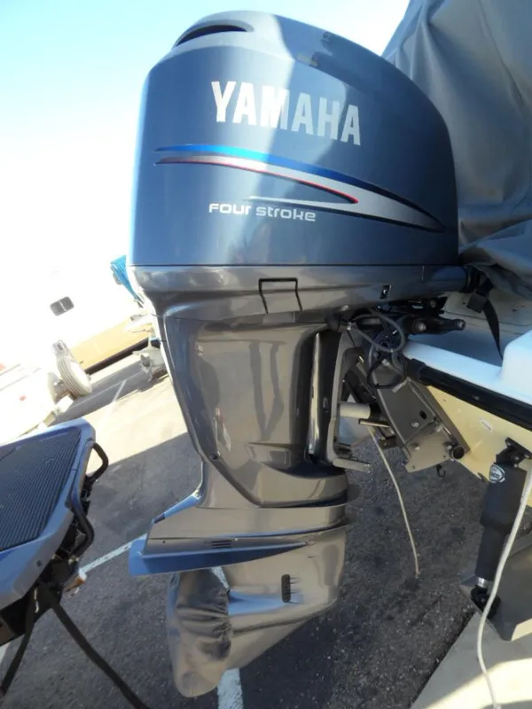 2004 22 Century Center Console w Trailer