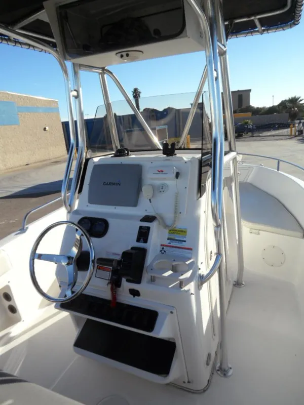 2004 22 Century Center Console w Trailer