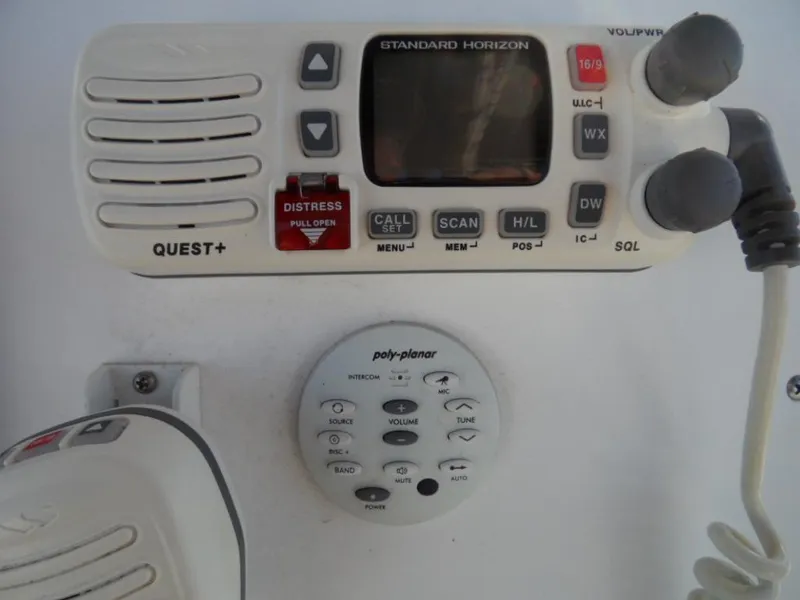 2004 22 Century Center Console w Trailer
