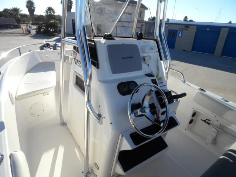 2004 22 Century Center Console w Trailer