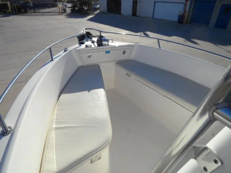 2004 22 Century Center Console w Trailer