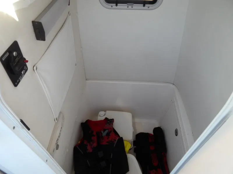 2004 22 Century Center Console w Trailer