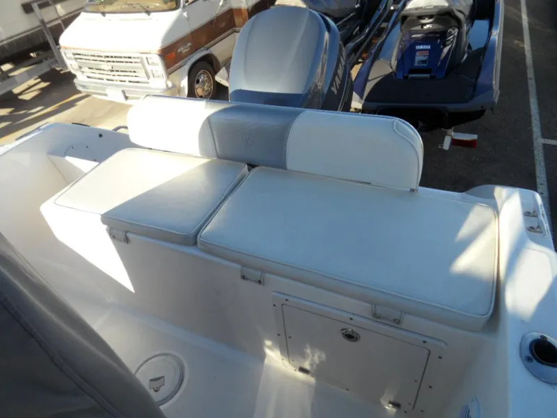 2004 22 Century Center Console w Trailer