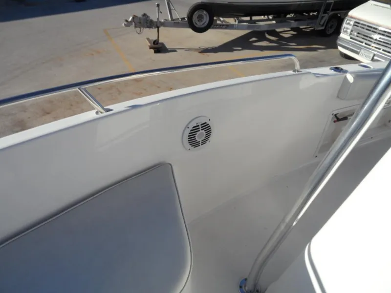 2004 22 Century Center Console w Trailer