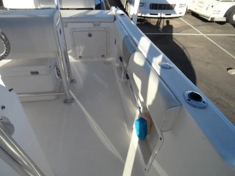 2004 22 Century Center Console w Trailer