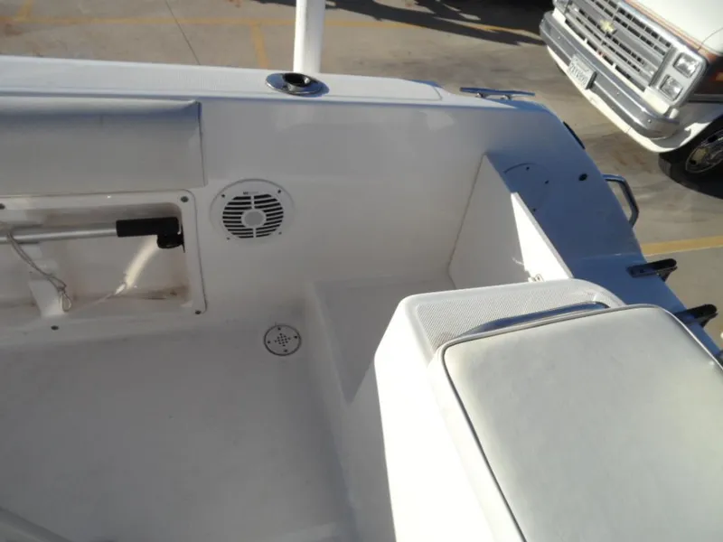 2004 22 Century Center Console w Trailer