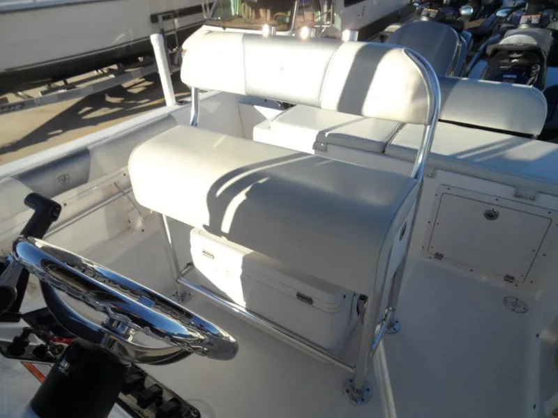2004 22 Century Center Console w Trailer