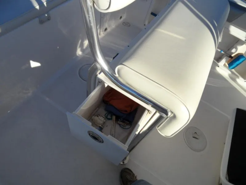 2004 22 Century Center Console w Trailer