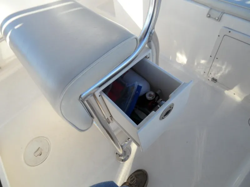 2004 22 Century Center Console w Trailer