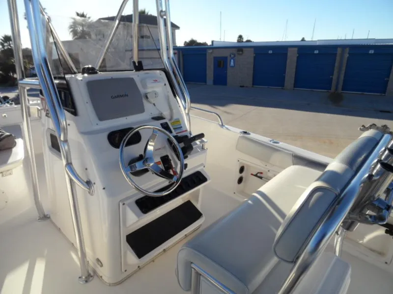 2004 22 Century Center Console w Trailer