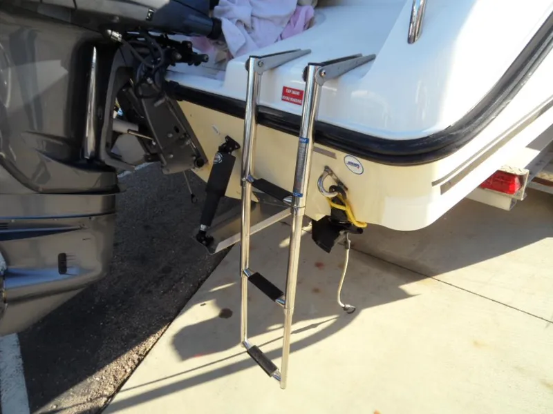 2004 22 Century Center Console w Trailer