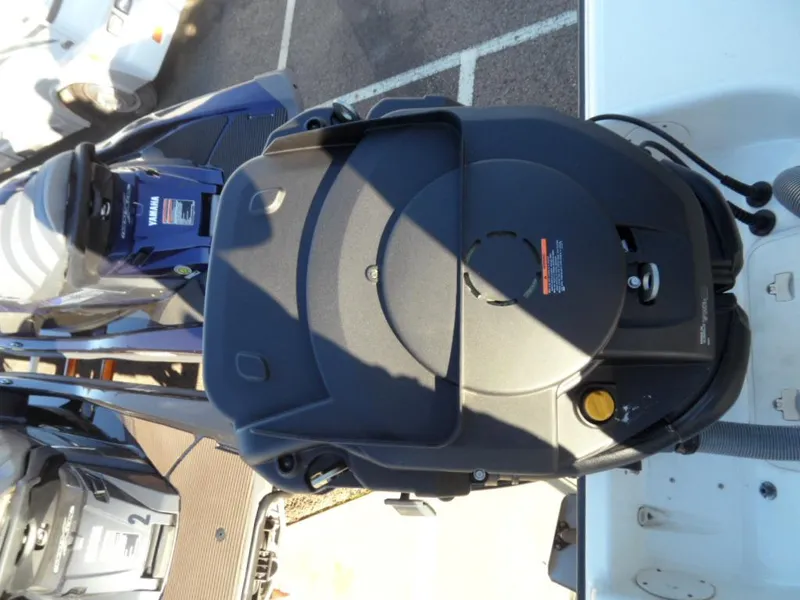 2004 22 Century Center Console w Trailer