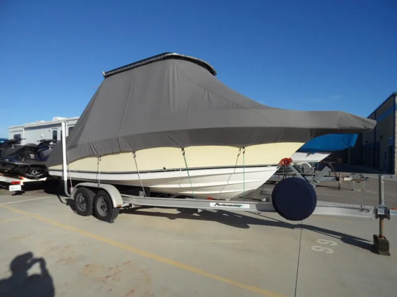 2004 22 Century Center Console w Trailer