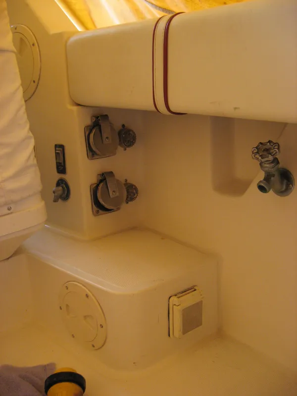 1989 Tiara Yachts 3300 Open