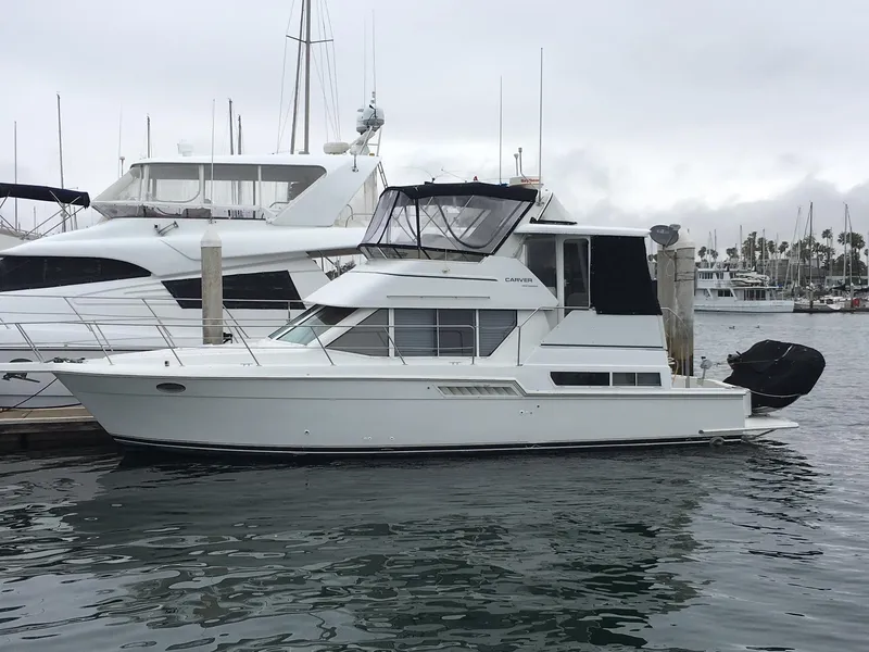 1996 Carver 400 Cockpit Motor Yacht
