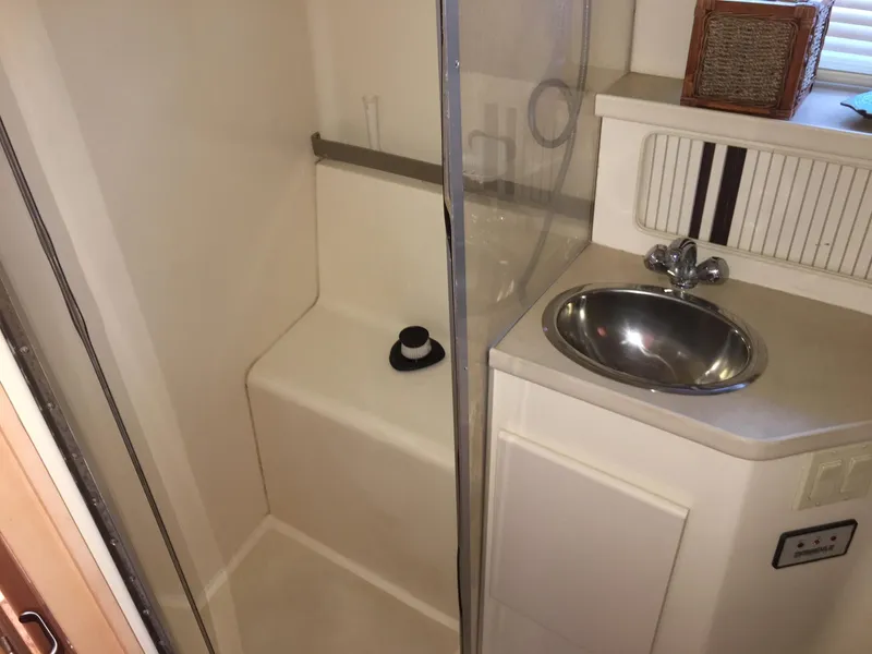 1996 Carver 400 Cockpit Motor Yacht