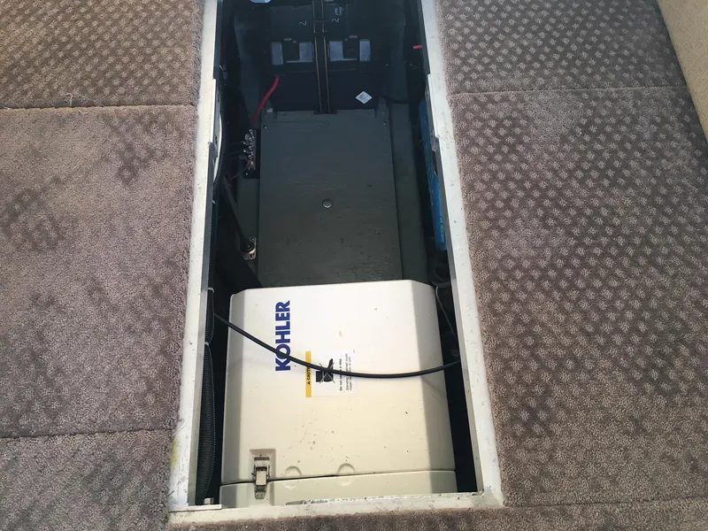 1996 Carver 400 Cockpit Motor Yacht